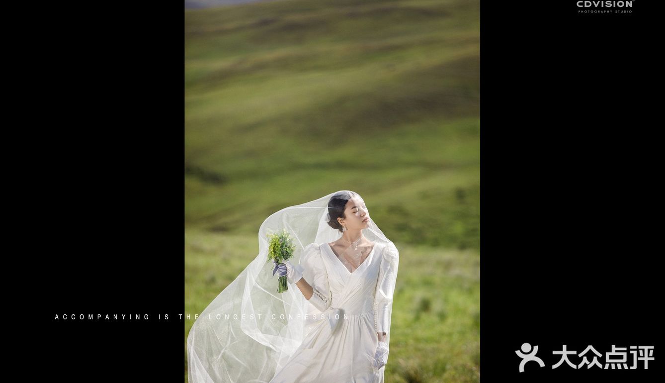 在广袤无垠的草原上来一组绝美婚纱照吧[加油]