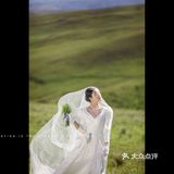 在广袤无垠的草原上来一组绝美婚纱照吧[加油]