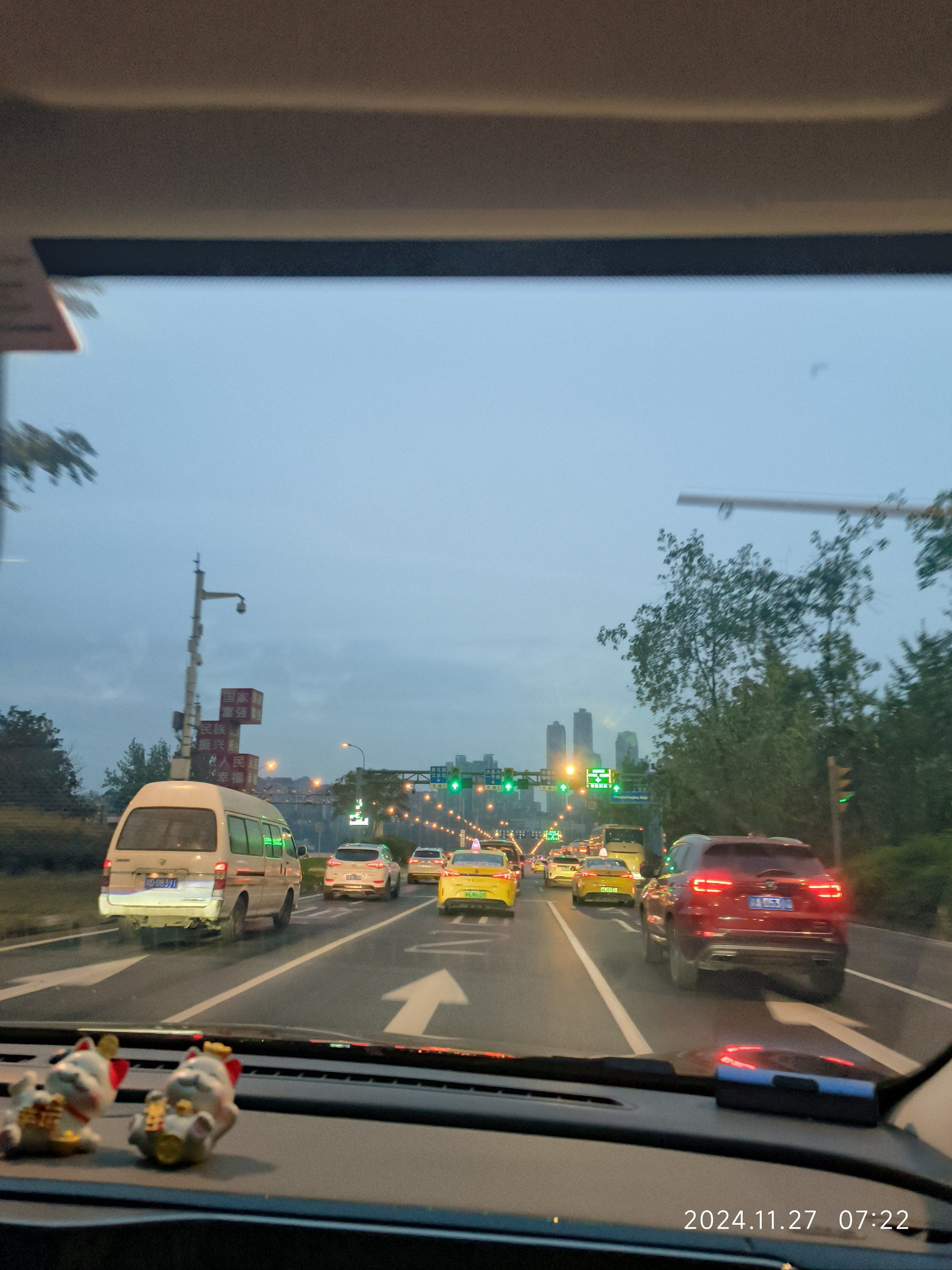 城里车流不停歇