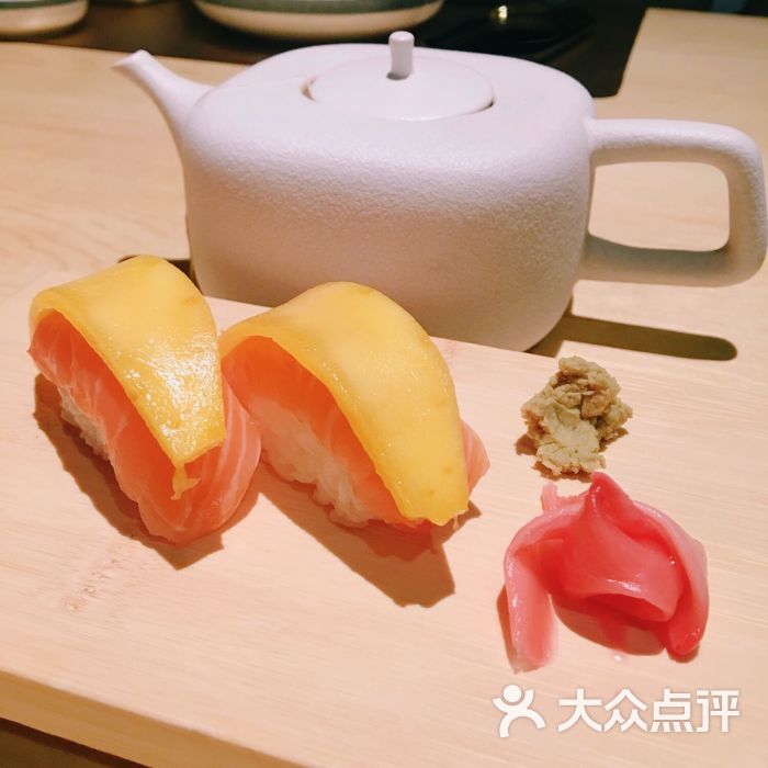 芒果三文鱼手握