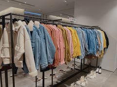 -URBAN REVIVO(高德置地广场·春广场店)