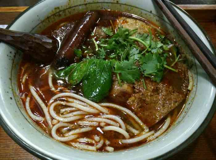 打分    /人 点的辣的秘卤鸡腿汤粉,味道一般挺辣的,米粉比较少但是肉