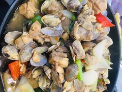 铁锅蛤蜊鸡-富临港·蒸汽海鲜·手抓海鲜·炒菜(栈桥店)