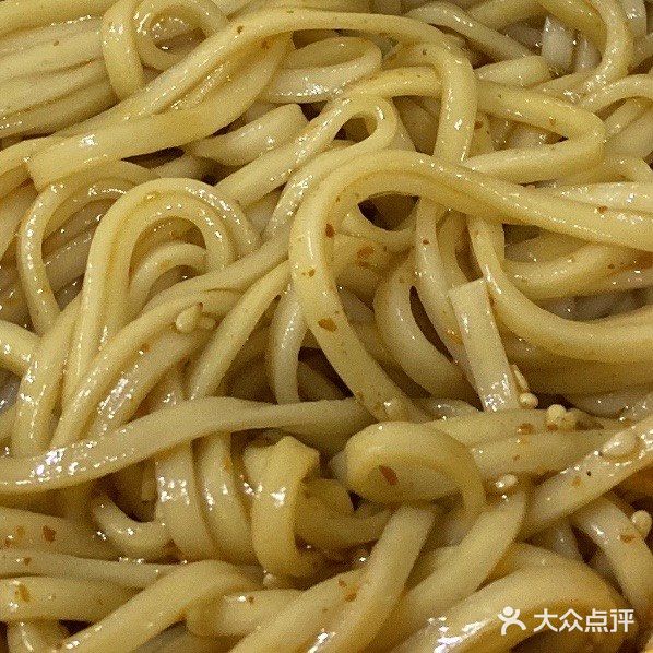 搅拌搅拌。然后把煮好的面放进调料里就可以啦！
