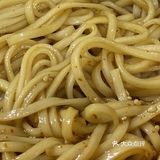 搅拌搅拌。然后把煮好的面放进调料里就可以啦！