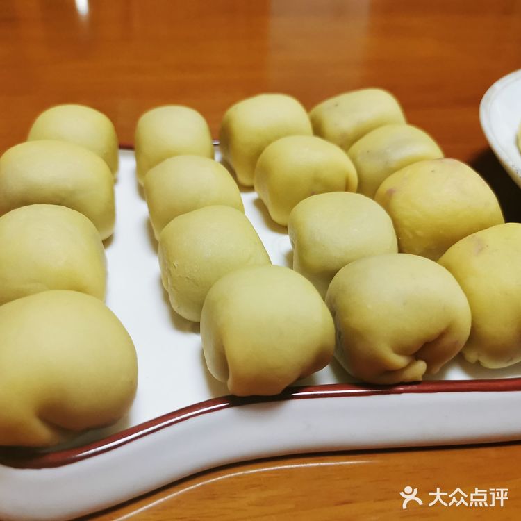 紫薯，芋头（蒸熟）炼奶，白砂糖，混合揉成泥放冷藏