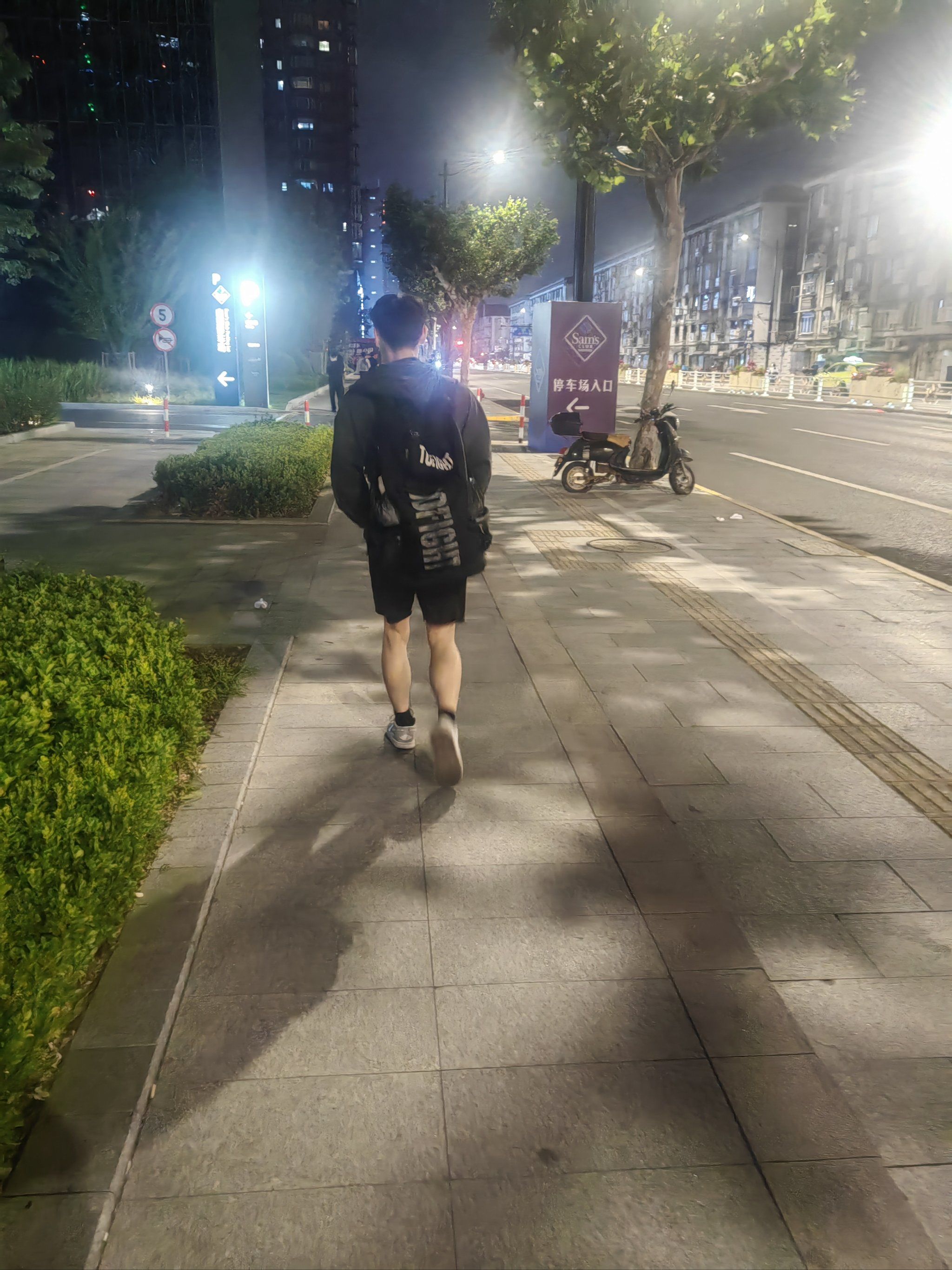 0元玩转这座城 晚上下班看见的帅哥,身材真好