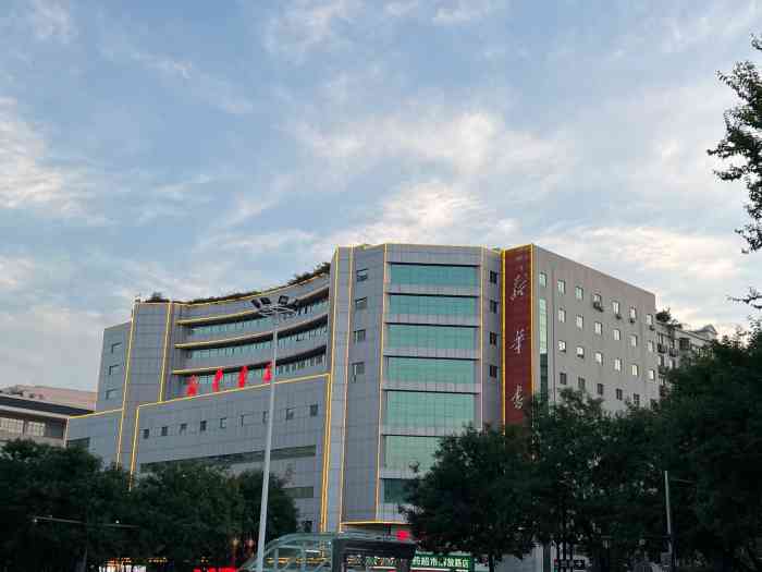 西安新华图书大厦(解放路图书大厦店)-"安静下来看书的感觉很棒,但是