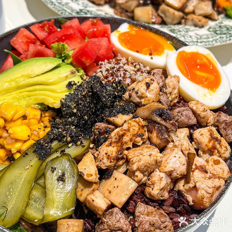 来青岛最爱的街景窗边brunch‼️雨天来好浪漫