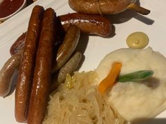 德国香肠拼盘配土豆泥和酸椰菜-LENBACH兰巴赫西餐啤酒坊(大连东港店)