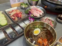 -围炉肉舍•炭烤活鳗•丹东海鲜烤肉(步行街店)