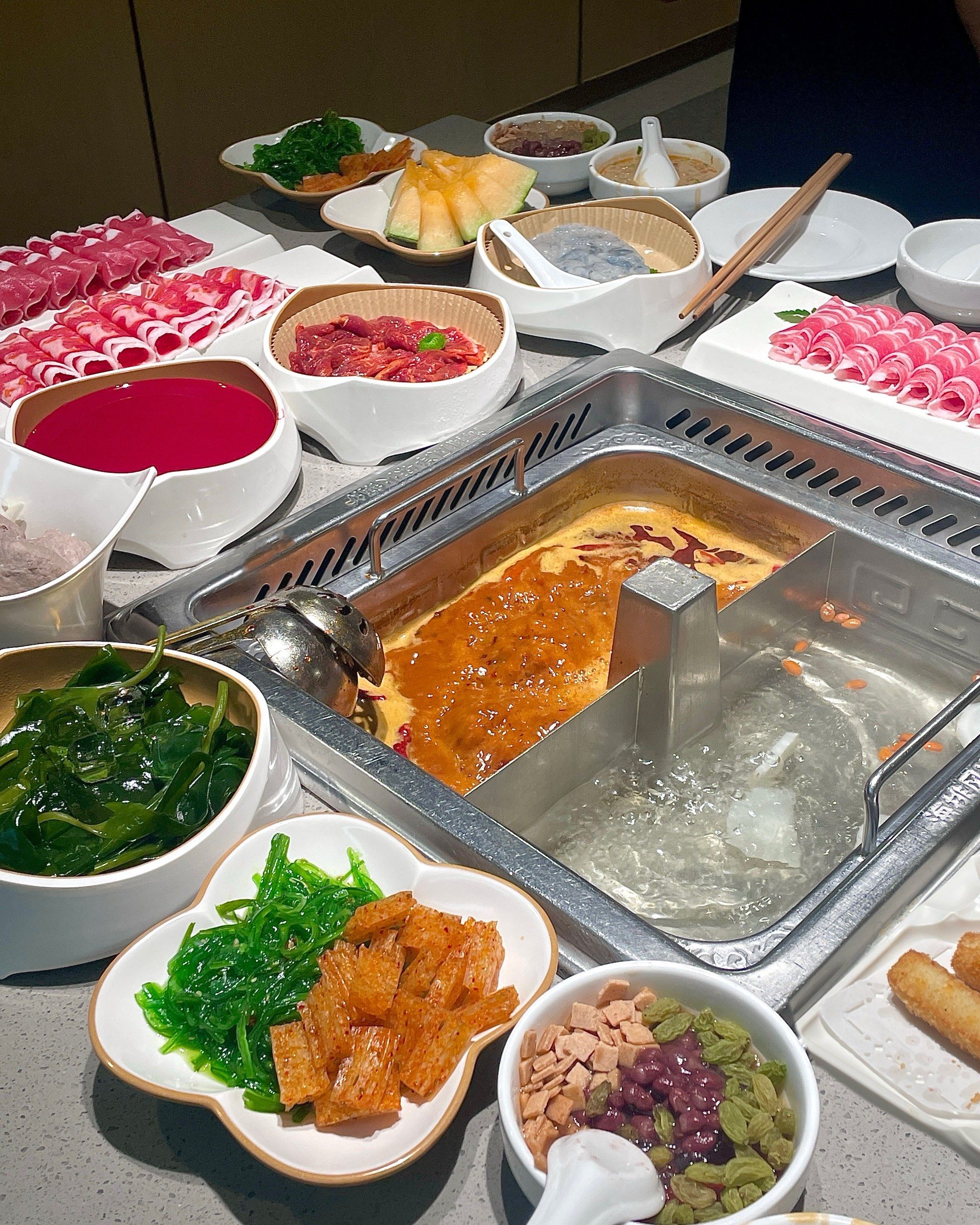 牛……四个人吃得饱饱的😋😋#吃海底捞 #海底捞火锅