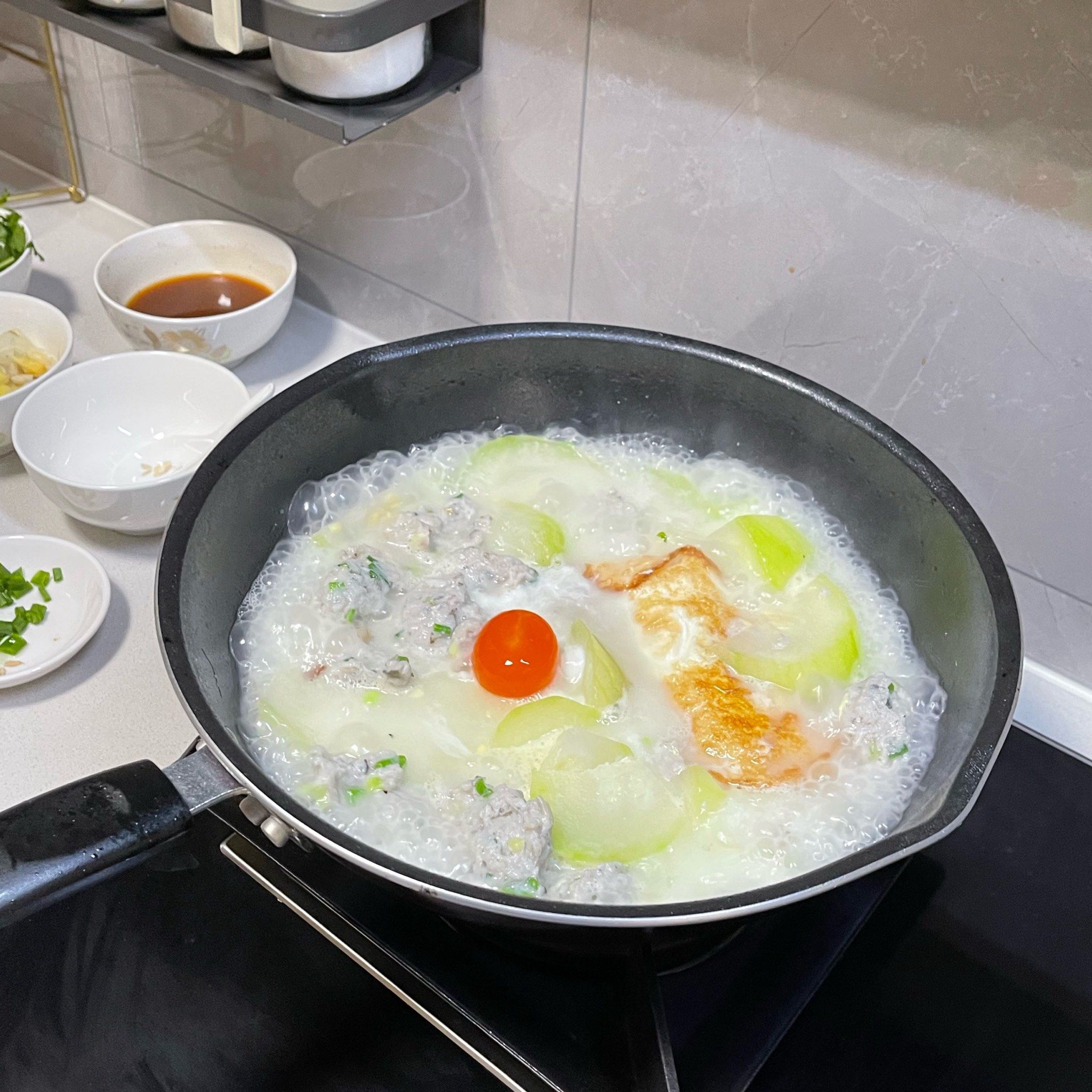 节瓜鲮鱼咸蛋汤