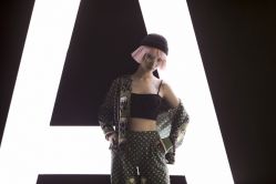 -onlygirl摄影美学馆高端定制(江滩店)