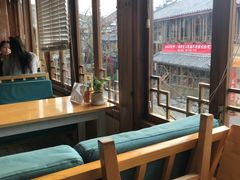 靠窗位-猫的天空之城概念书店(丽江古城饮玉巷店)