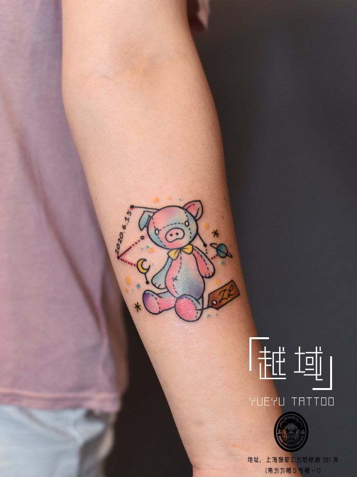 手臂小猪玩偶星座纹身