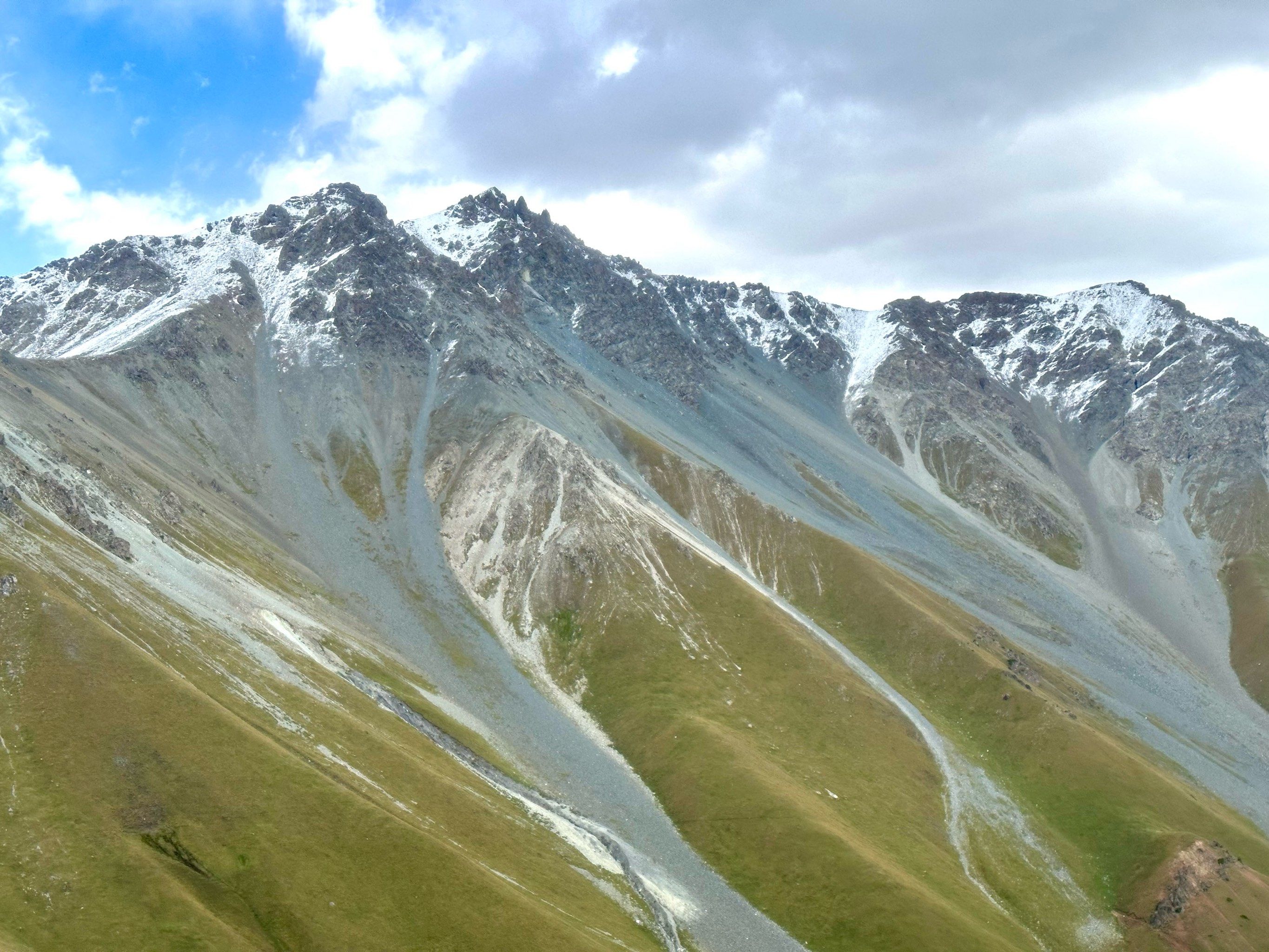 独库公路上的雪山,是天堂落下的水滴.