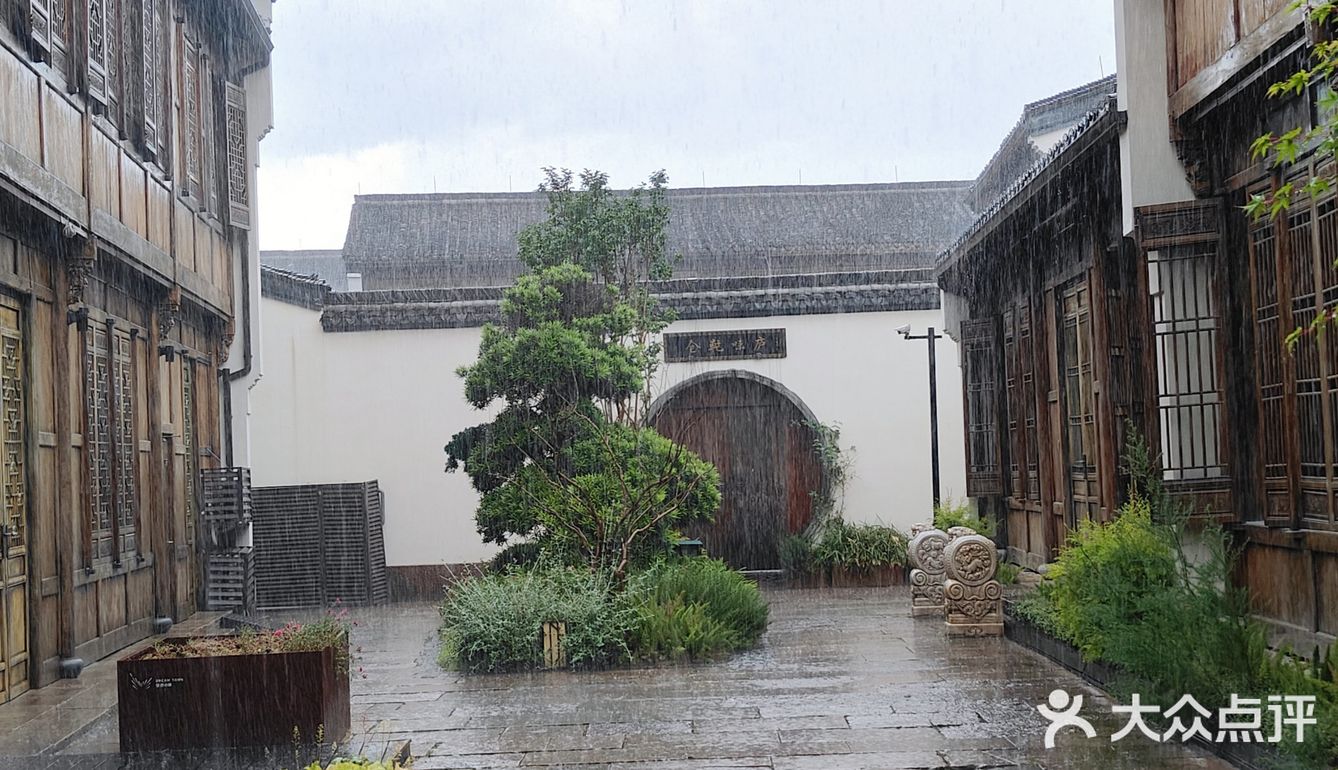 杭州大暴雨！！！连河道都要满出来了！