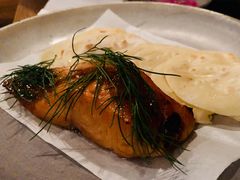 烟熏三文鱼配烤饺子皮和芥末籽酱-BOR Eatery(安福路店)