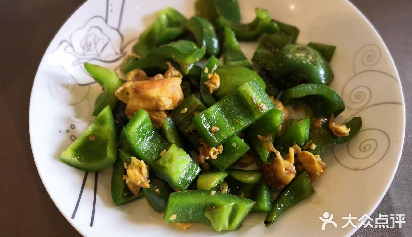 家常菜中简易的 脆绿营养的鲜椒炒鸡蛋