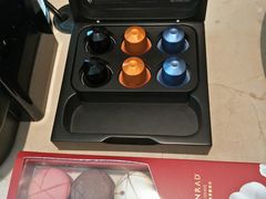 酒店送的马卡龙和每天免费的胶囊咖啡-北京康莱德酒店