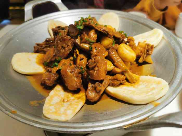 小菜园新徽菜(双湖店)-"七点钟左右到的店里,比较特色的红烧肉和鸡.