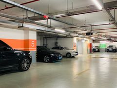 -绿地缤纷城-停车场