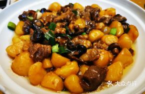 Small Potatoes with Soy Sauce Flavored Beef Brisket