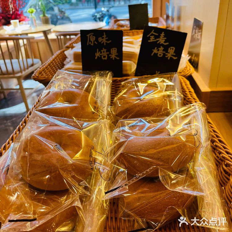 东东老婆涵涵带你探秘面包铺