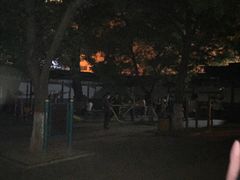 西南角纪念碑旁边锻炼器材-文瀛公园