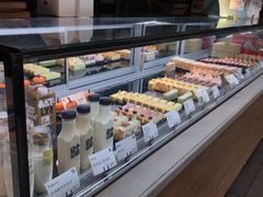 面包甜点陈列柜-YUMI芽米·法式烘焙·咖啡(文化宫店)