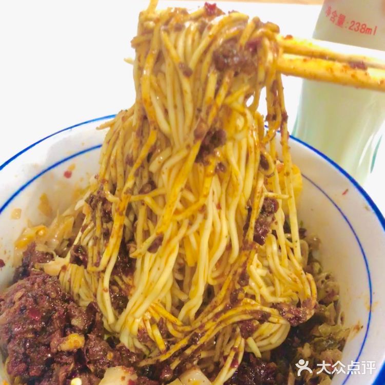 发现一家真正“鸡蛋面”，三个鸡蛋一斤面现做