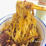 发现一家真正“鸡蛋面”，三个鸡蛋一斤面现做