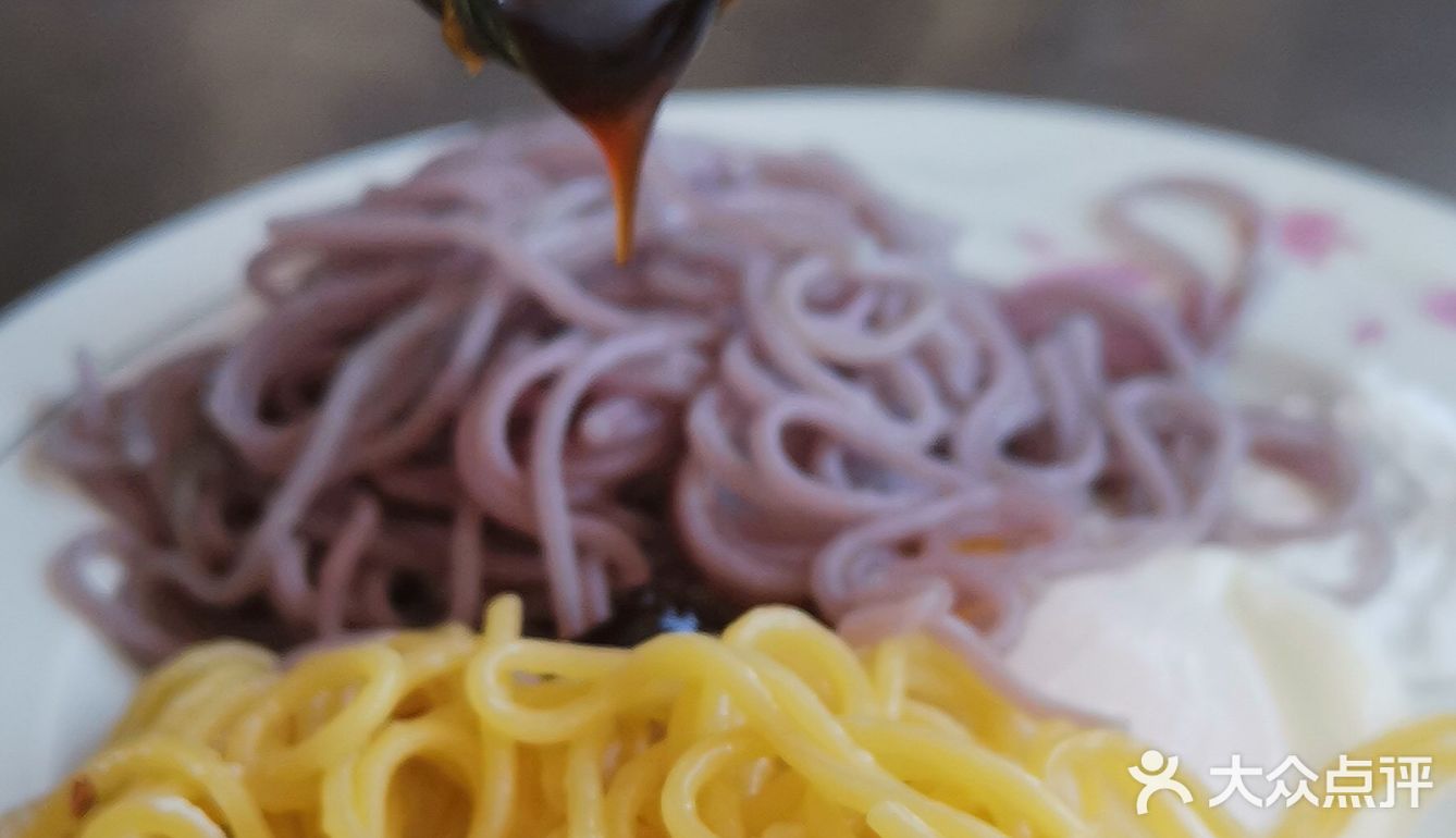 苗家食堂~简单易做的酱油拌面。