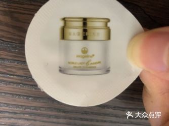 不用滤镜的素颜霜 这一款贵妇膏小样也是搭配了素颜三部