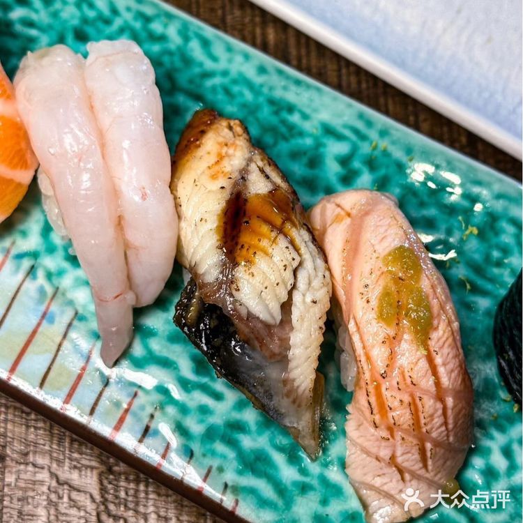 不论是深夜小酌还是朋友聚餐，这里都是绝佳选择