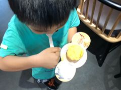 店家非常细心，怕孩子吃的慢会流一身，不仅分两盒装，还给套个挡板！超给力的甜品店-野人先生现做冰淇淋(北京顺义祥云小镇店)
