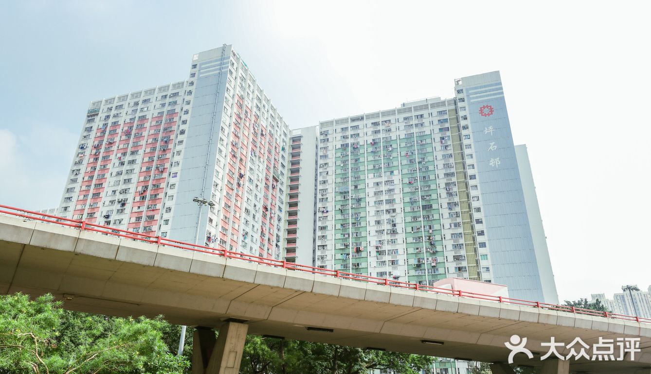 是香港社会发展的一个时代见证，四四方方的造型是它的特点