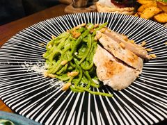 松子罗勒意面配香草鸡胸肉-404干式熟成牛排馆•聚会餐厅