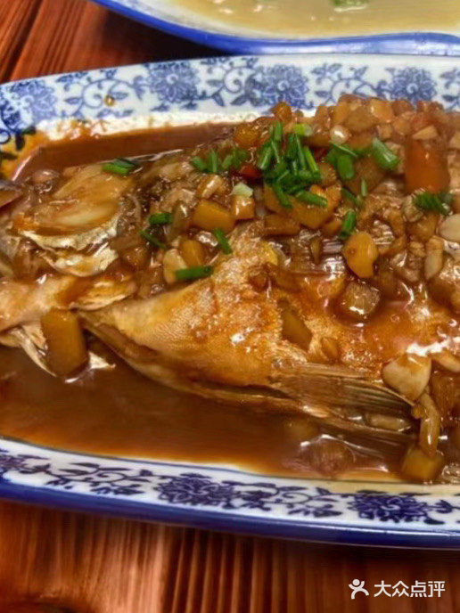 【黄山美食攻略】臭鳜鱼和蒜叶炒腊肉，呈坎村的味蕾盛宴！🍽🌿 