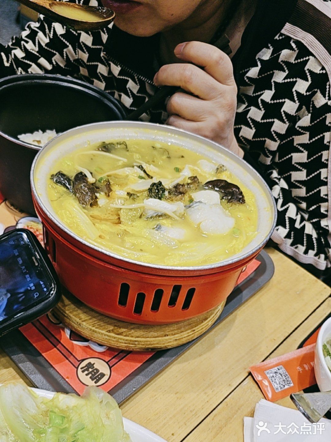 孩子爱吃小龙虾，说很好吃，快餐吗不错了