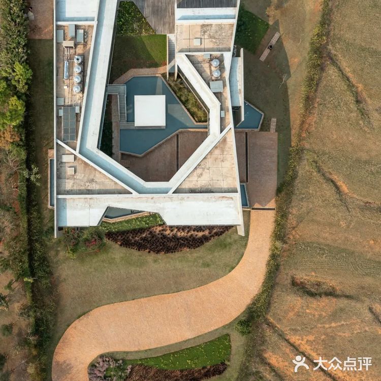不“落地”的豪宅(外景)