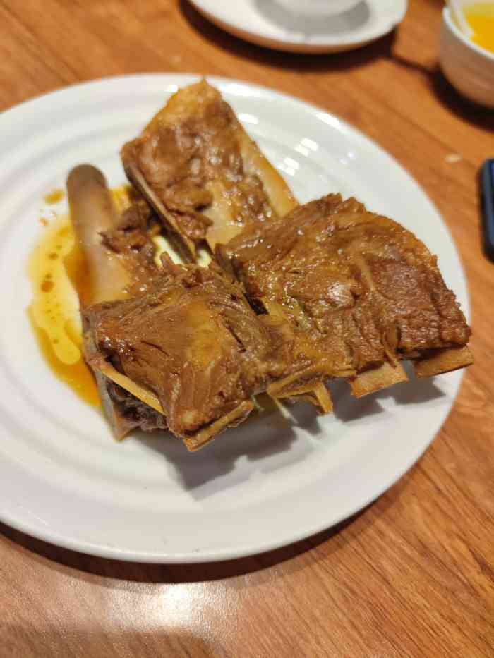 而異吧 「土豆條燴牛肉」這個菜還不錯 「醬大骨」肉燉的很爛 「貝勒