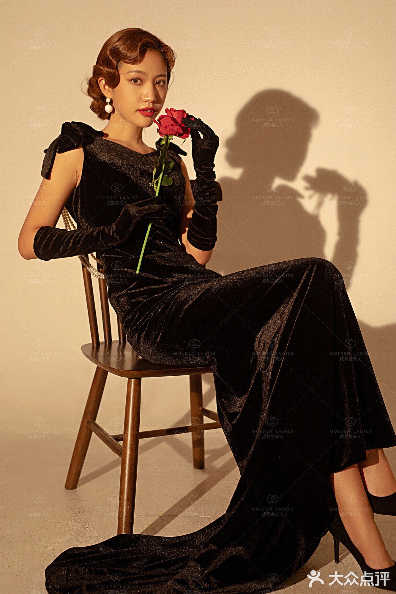 金夫人高贵优雅的黑色礼服婚纱照