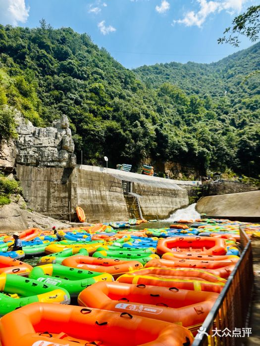 雅鲁激流探险漂流图片