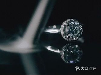 婚礼后的朋友圈晒图，新郎跪地献花这个场景，让人眼眶湿