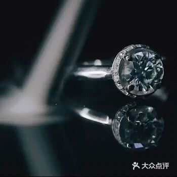 婚礼后的朋友圈晒图，新郎跪地献花这个场景，让人眼眶湿