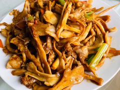 肉炒栗树蘑菇-何适山庄 ·可团建(水长城P2停车场店)