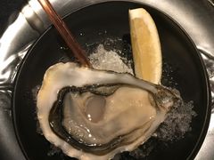 新鲜生蚝搭配柠檬和小洋葱-AZUL by FUEL蓝色·法式酒馆(琶醍店)