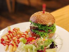 卢卡牛肉大汉堡-LUCCA卢卡西班牙海鲜饭(远洋广场店)